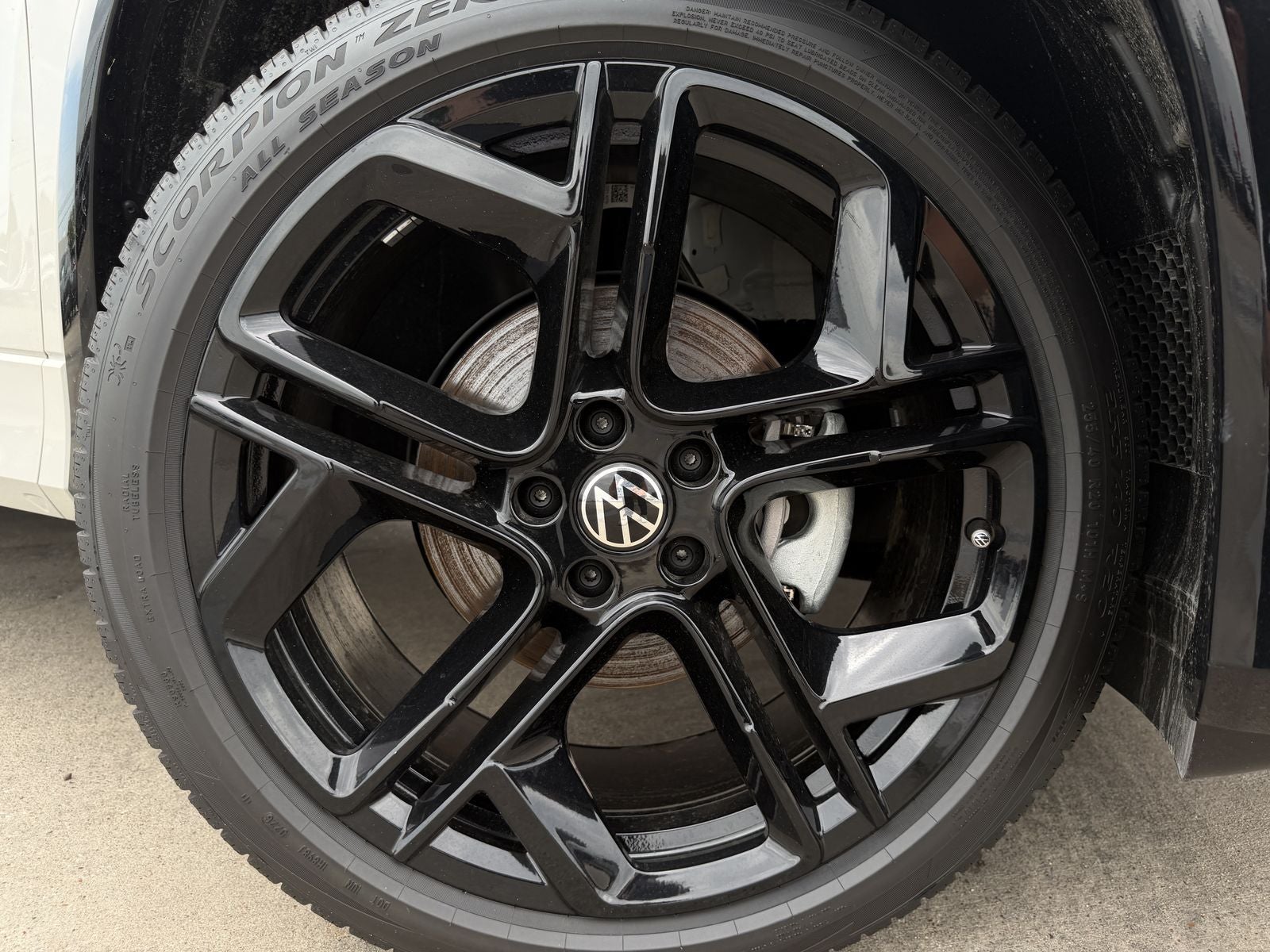 2026 Volkswagen Tiguan 2.0T SE R-Line Black