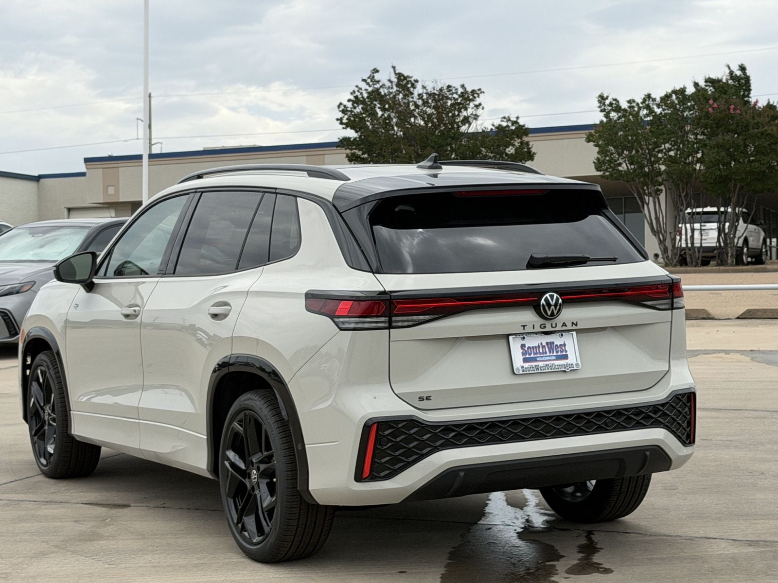 2026 Volkswagen Tiguan 2.0T SE R-Line Black