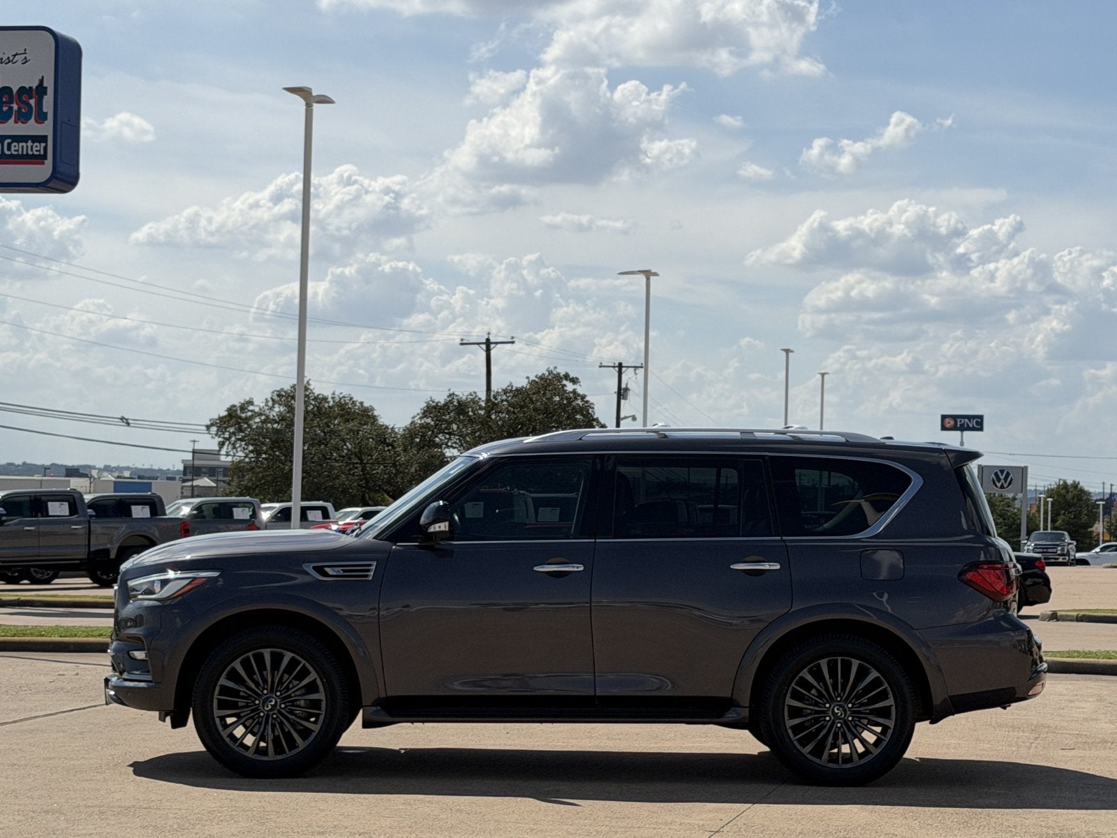 2023 INFINITI QX80 Premium Select